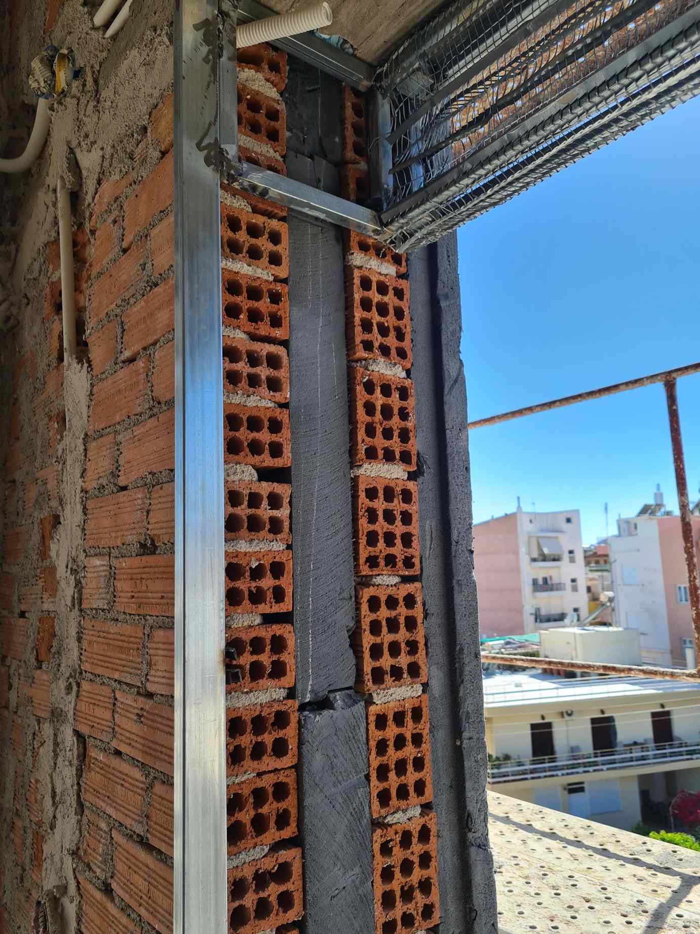 φωτογραφία με ψευτόκασα για κρύψιμο των κουτιών των ρολών