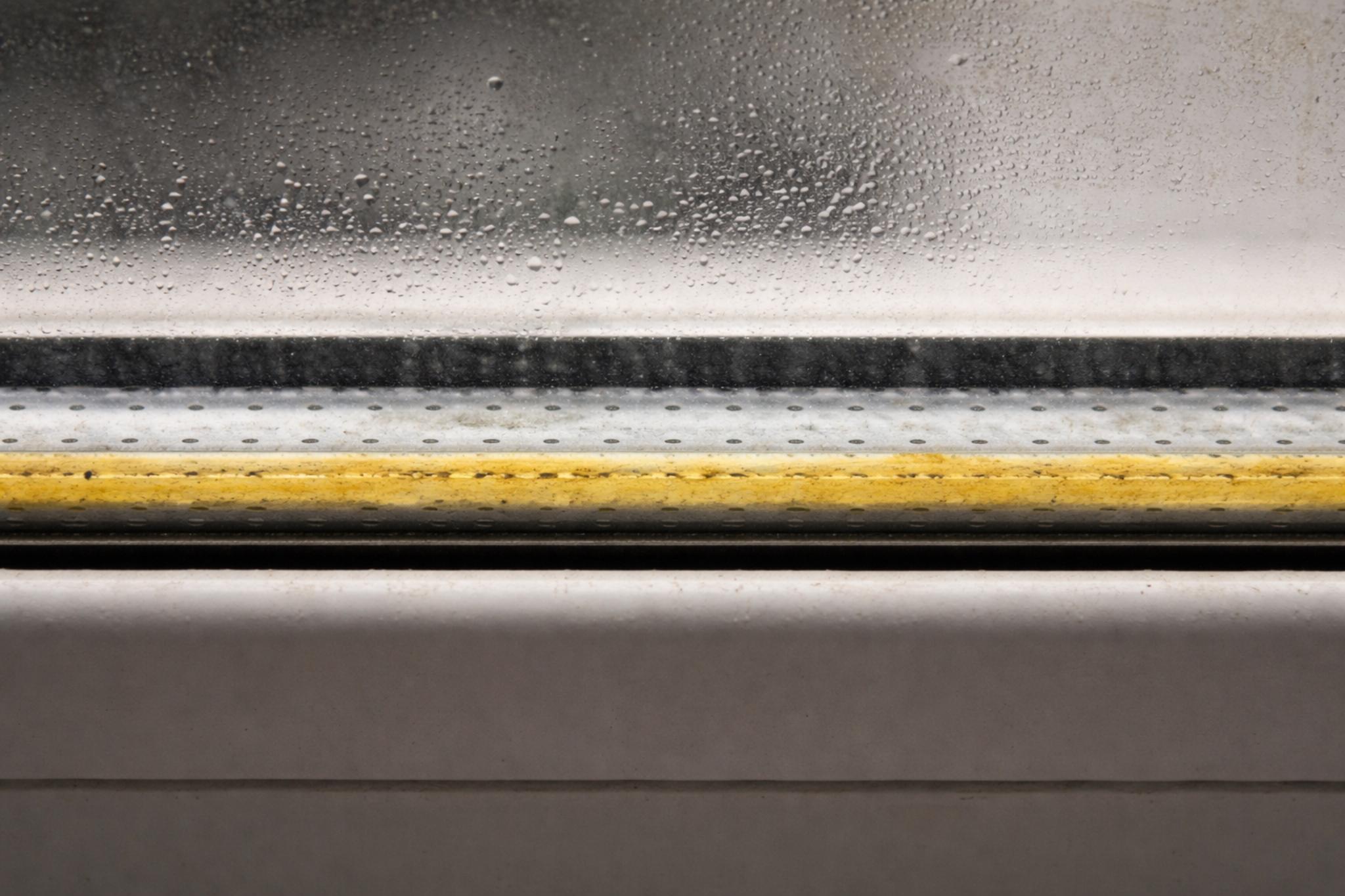 kitrini_silikoni_diplo_tzami