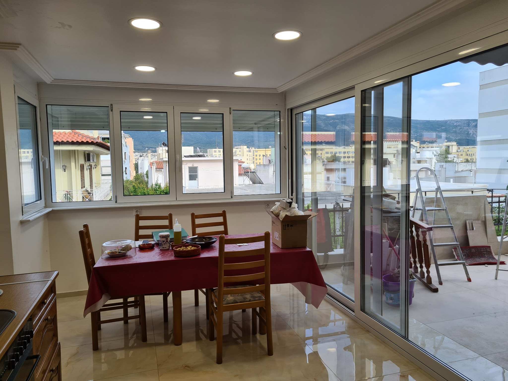 Κλείσιμο ημιυπαίθριου χώρου