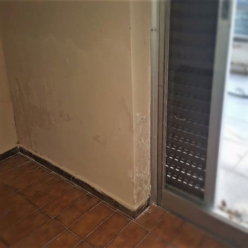 Συρόμενα χωνευτά κουφώματα που μπάζουν νερά