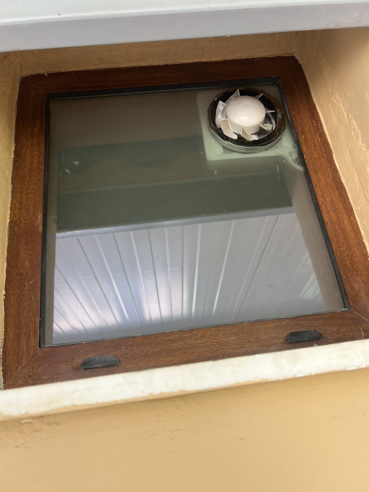 Τοποθέτηση ανεμιστήρα - εξαερισμού πάνω σε διπλό υαλοπίνακα