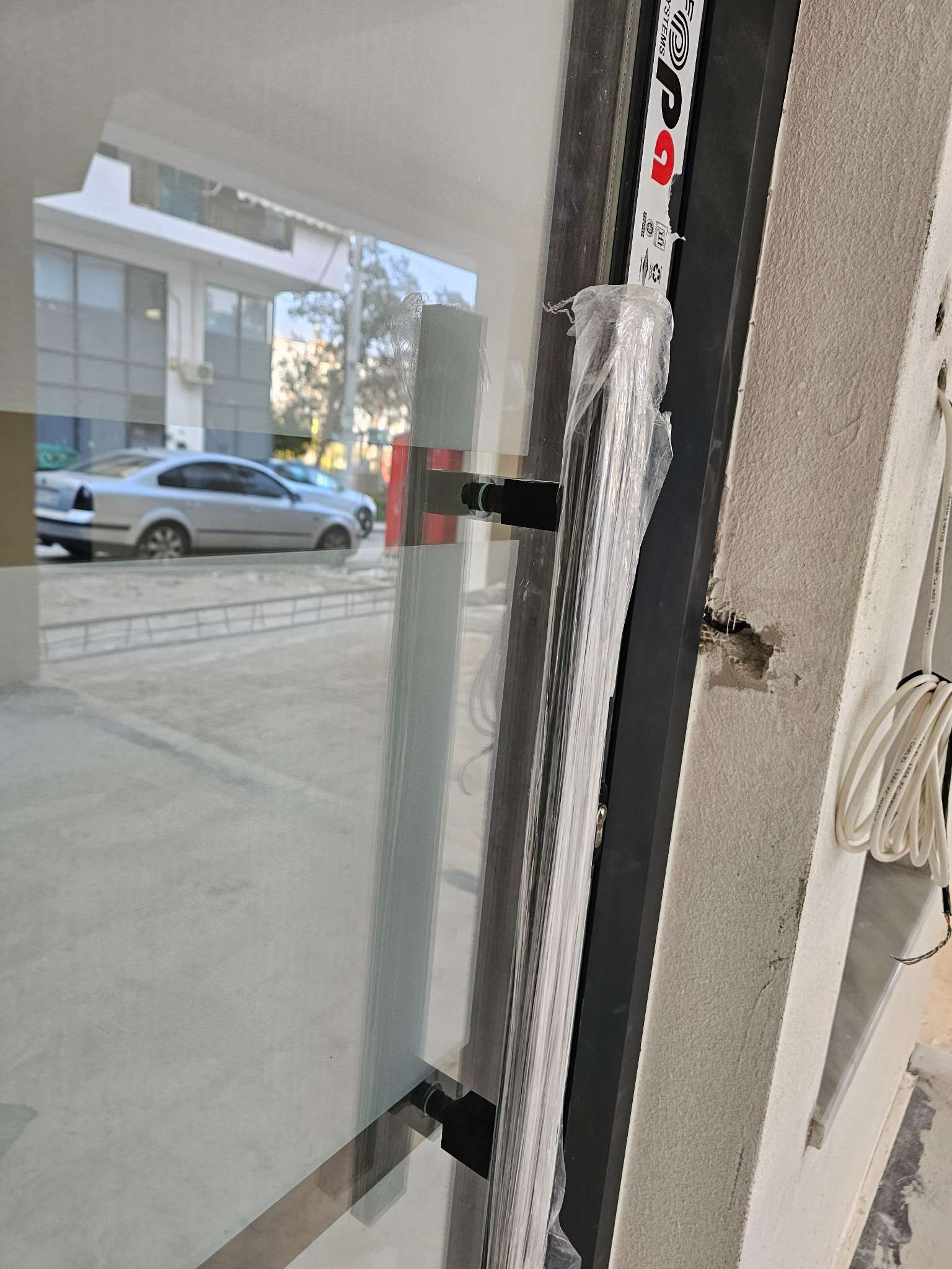 Τοποθέτηση χερουλιού - πόμολου πάνω σε διπλό υαλοπίνακα