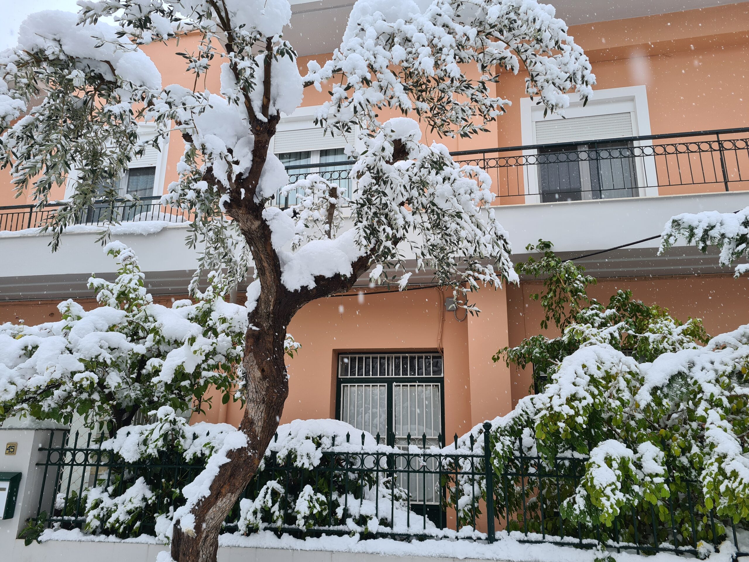 Πώς να μειώσετε το κρύο που μπάζει από τα κουφώματα – παράθυρα