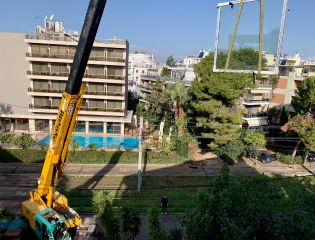 Ποιος πληρώνει τον γερανό και τον κάδο ανακύκλωσης στην αντικατάσταση των κουφωμάτων; 