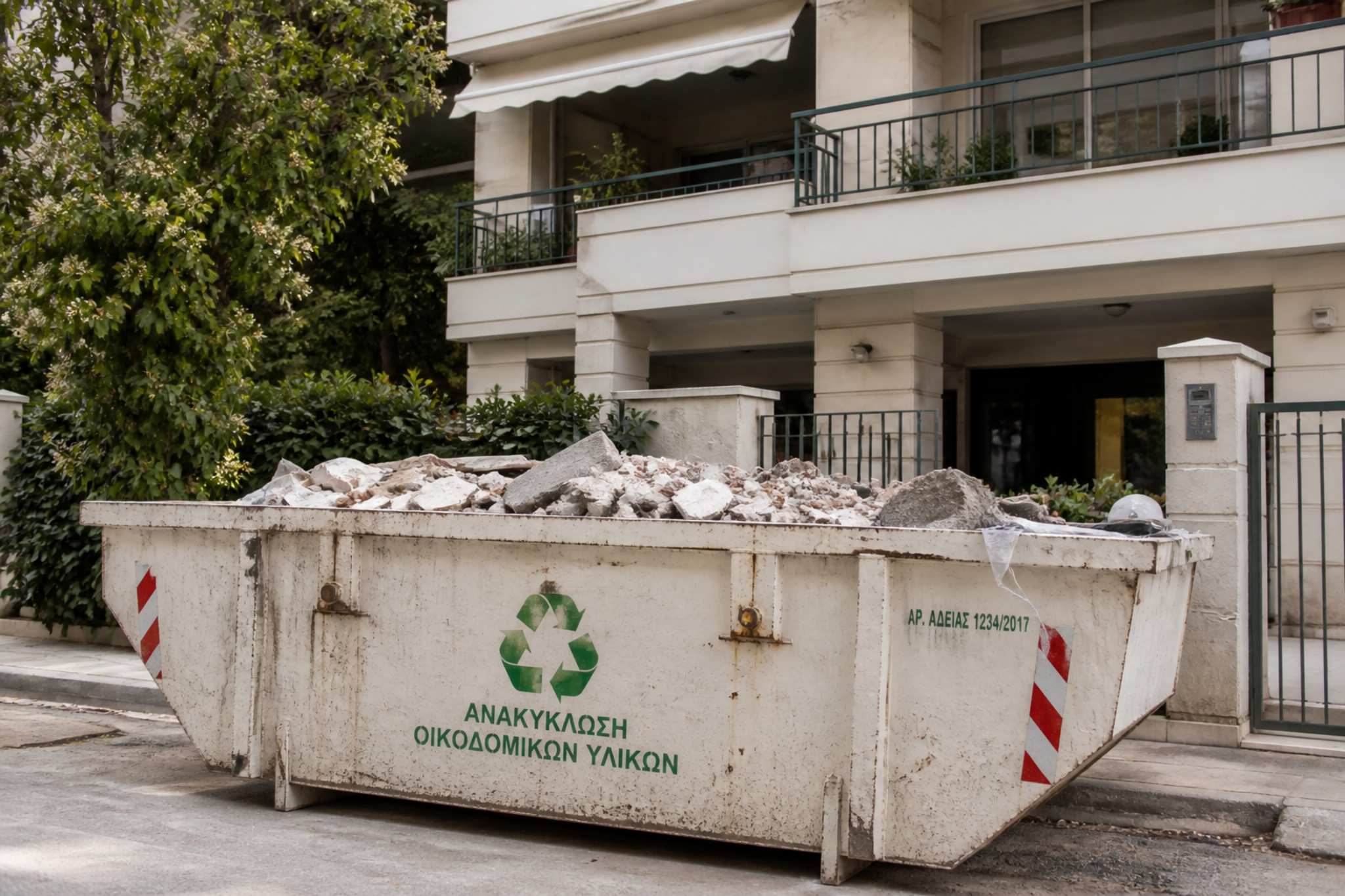 Καθαρισμός του χώρου και απομάκρυνση μπαζών