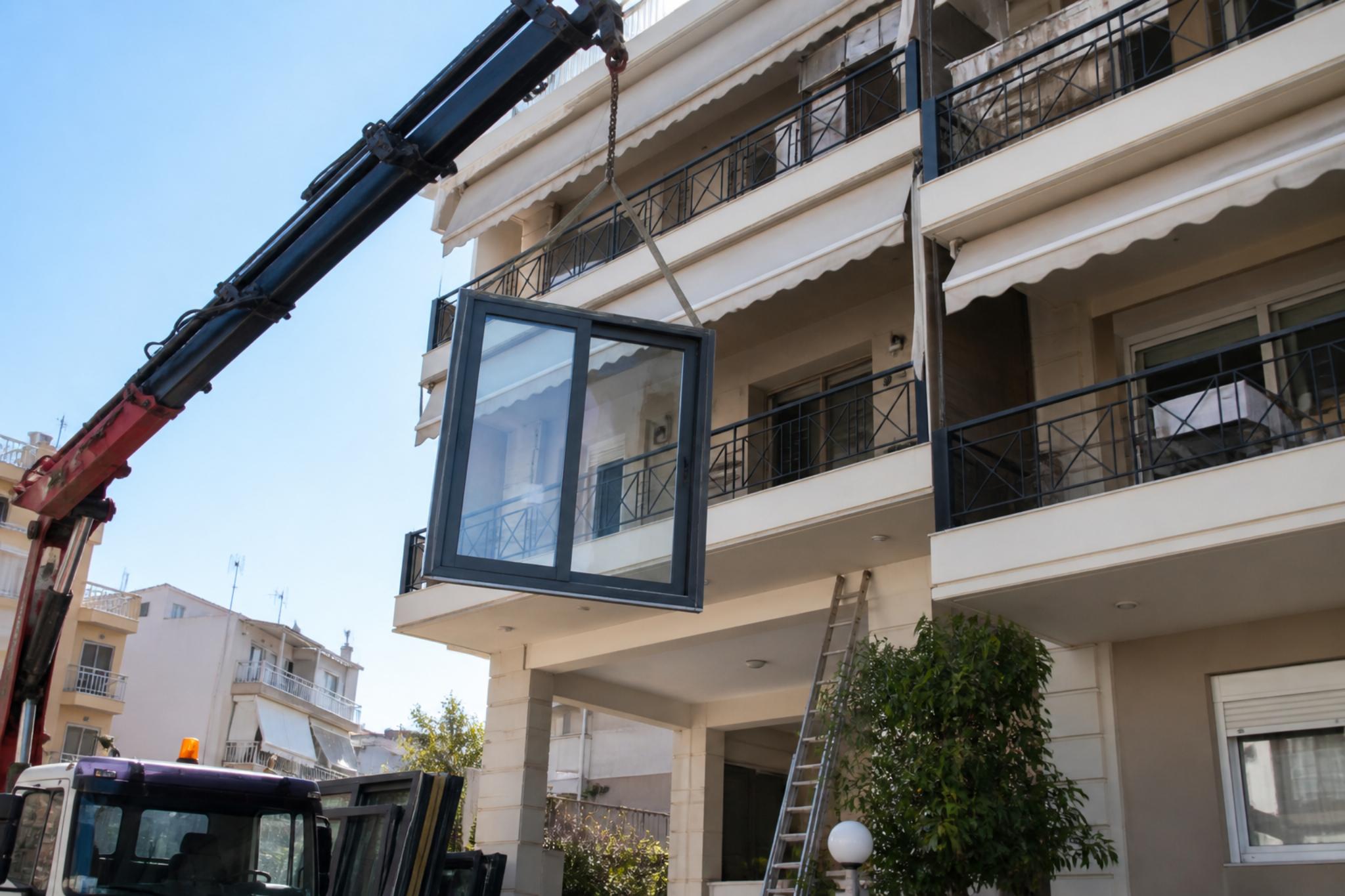 Μεταφορά Κουφωμάτων – ανέβασμα με γερανό ή αναβατόριο_compressed